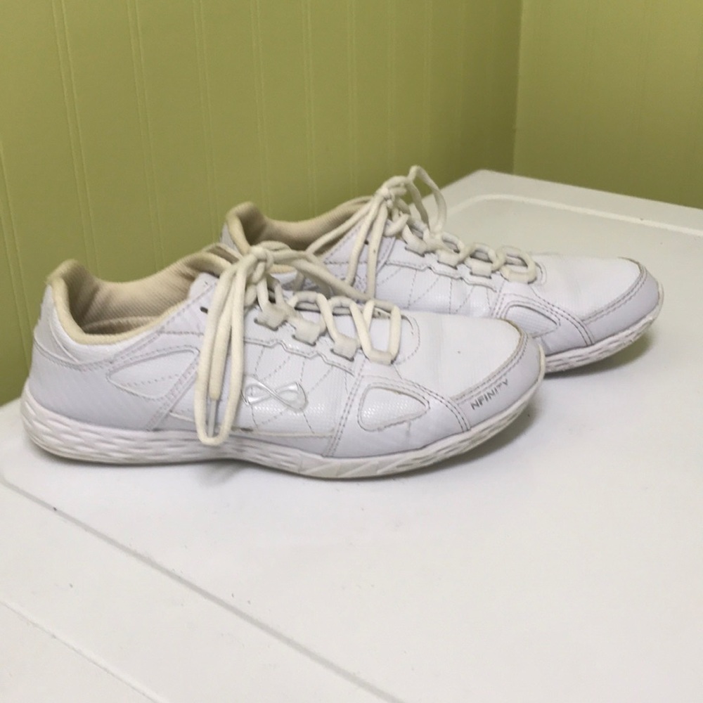 Women’s size 7 Nfinity rival cheer shoe